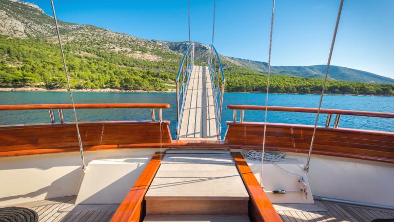 From the stern, a walkway leads to the jetty from where you have the best view of the surroundings.